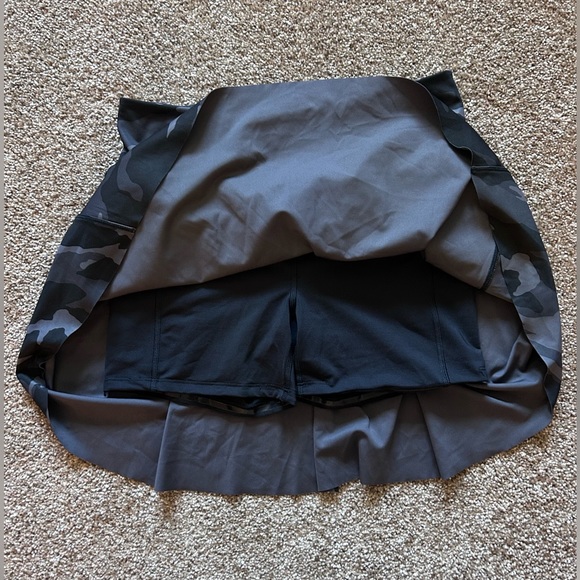 ATHLETA Ace Tennis Skort 15.5" Printed Black Camo Size S GUC Tenniscore - Picture 8 of 16